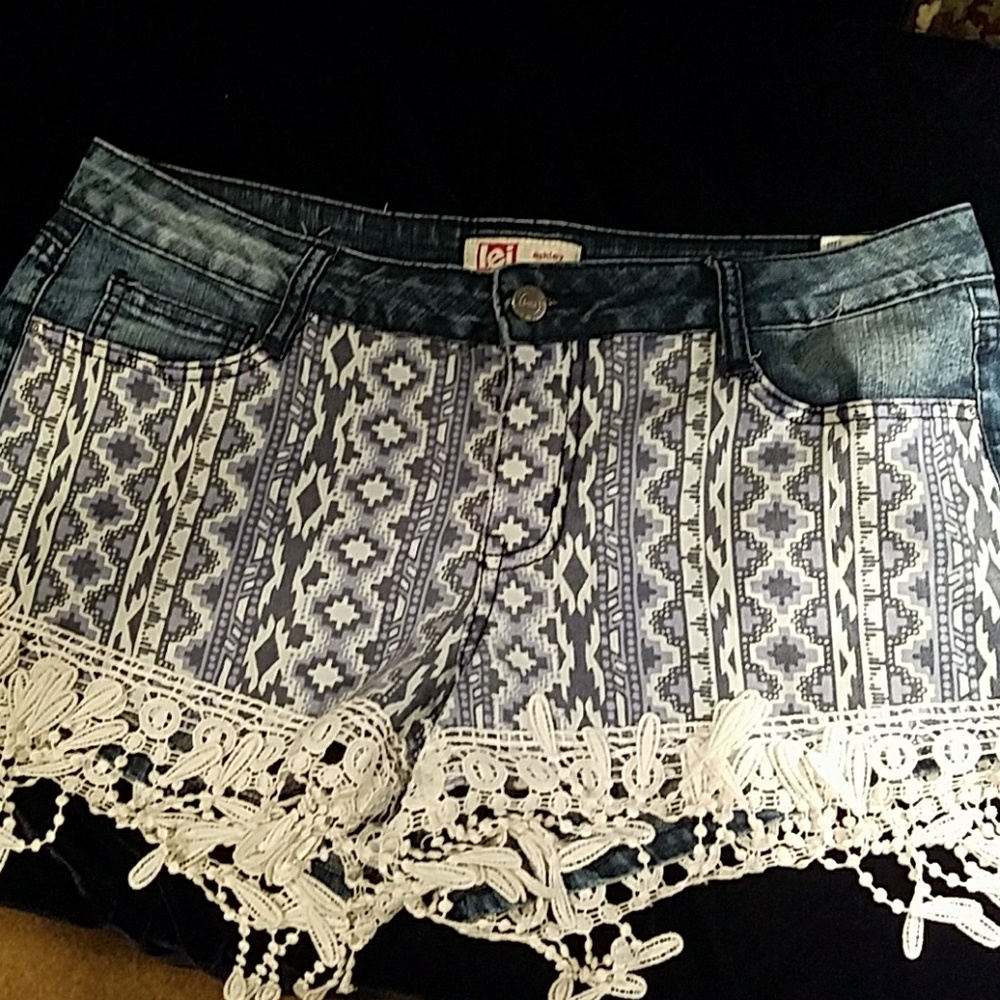 Adorable lei fringe jean shorts